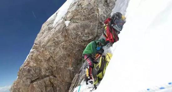 在2017年攀登南迦帕尔巴特3号到4号营地的途中，罗静精疲力竭在斜坡上休息。