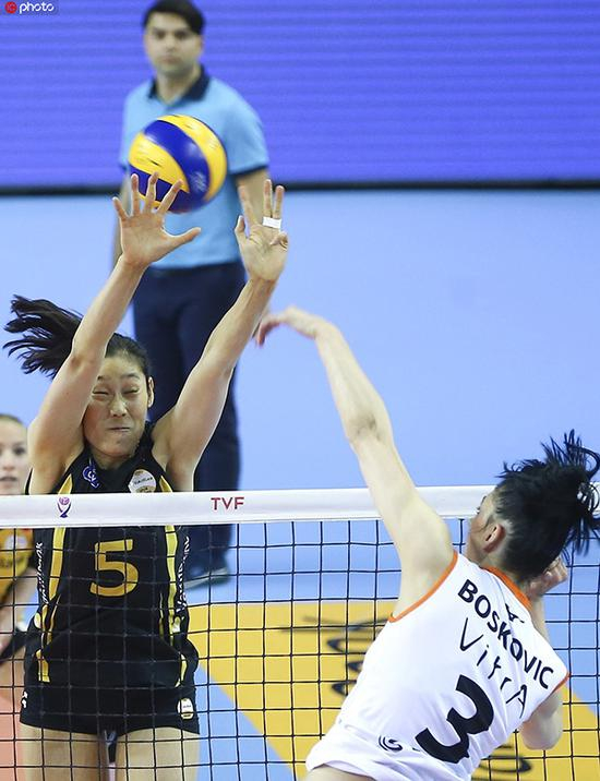 朱婷奋力拦网。东方IC 图她用三年征服排球世界