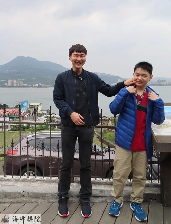  朴廷桓赞扬扬徐靖恩像年轻时的自己，‘神之一捏’。（右）徐靖恩二段