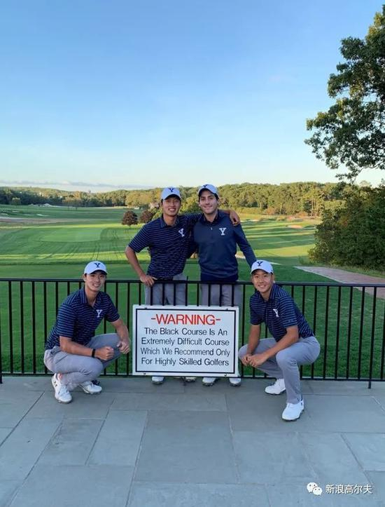 吴所谓（左一）和队友打贝斯佩奇黑色球场