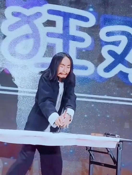 何维越在短视频中表演书法，讽刺“假大师”。