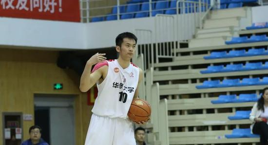 CUBA赛场上代表华侨大学出战的郑毅