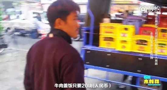 令人想起杰克伦敦的拳击小说《一块牛排》