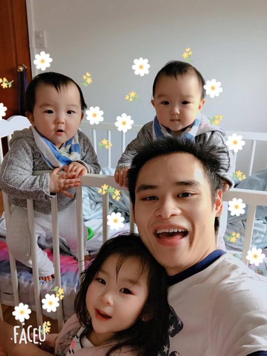 李世鑫和他的三个宝贝女儿。