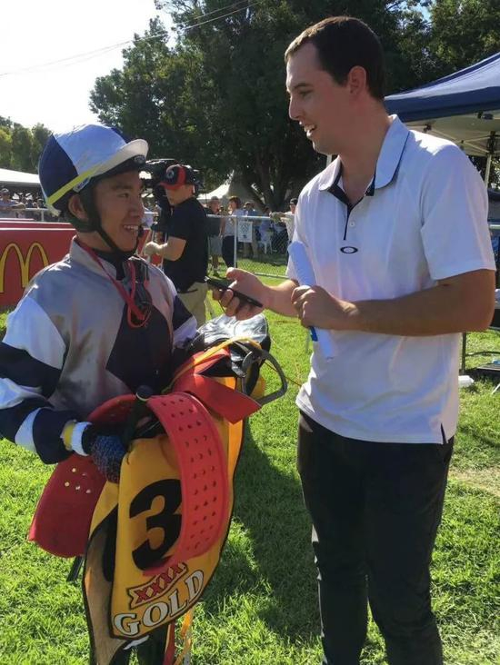 《惠灵顿时报》记者第一时间采访覃勇