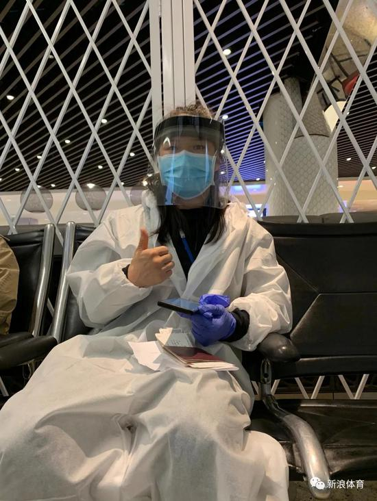 在天津滨海机场等待检疫入境的张伟丽