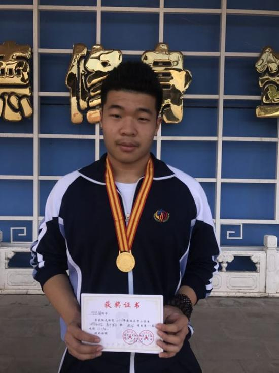 ↑铅球冠军---邢宇楠