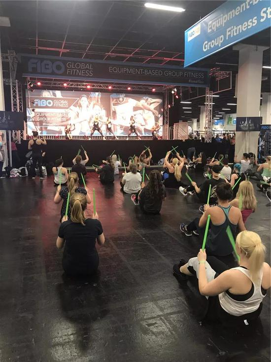 ▲小器械团课舞台上表演的Pound教练和现场参与观众