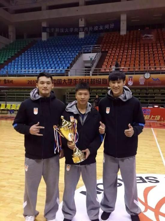 大学时期的陈航（左一）