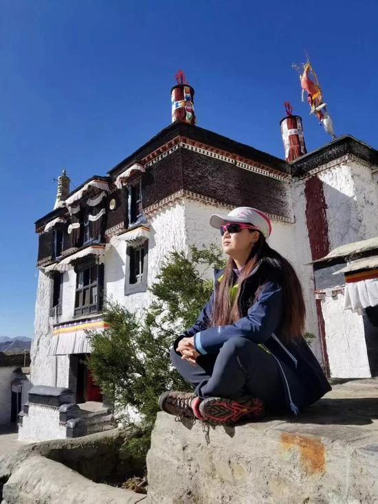 在日喀则市的扎什伦布寺参观。