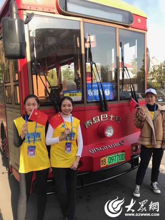 不少跑者与铛铛车合影留念。