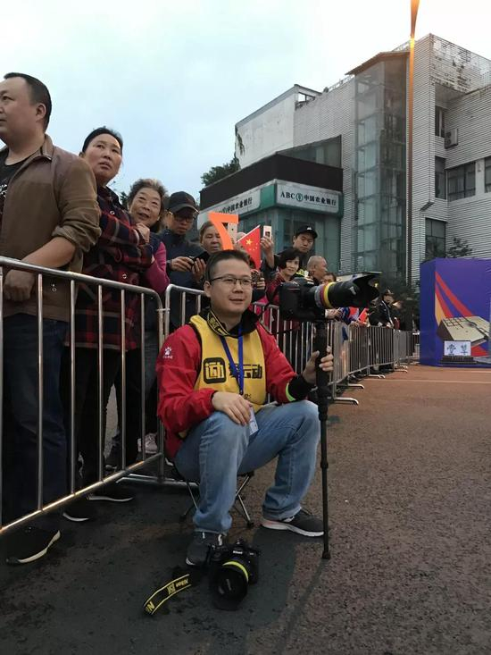 小七在成都国际马拉松赛拍摄现场。王梦 摄