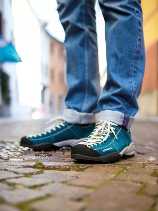 SCARPA经典产品“莫吉托”Mojito鞋，如同它的名字Mojito一样，热情、奔放、多姿多彩。该鞋可以随意调节松紧，让鞋和脚面亲密接触。Mojito系列鞋向来于低调处见原创性，最能体现户外人的日常生活。