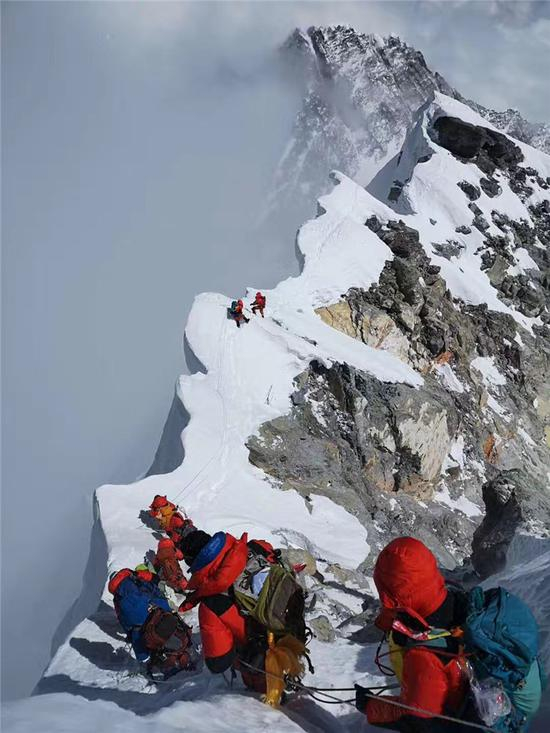△何鸿鹄登珠峰留影