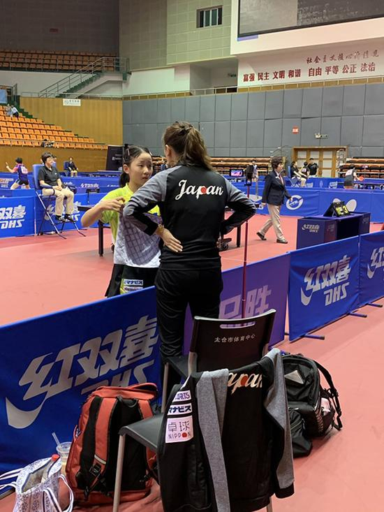 孙雪场边指导张本美和。别人家的孩子究竟有多强？