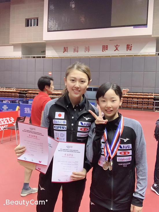 张本美和（右）在比赛现场。