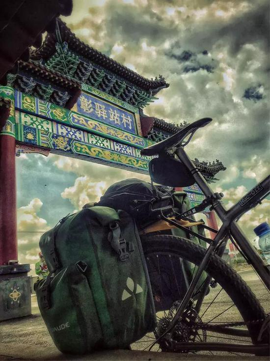 吃午饭是在黄旗堡吉庆饭店，这时已经骑60公里。