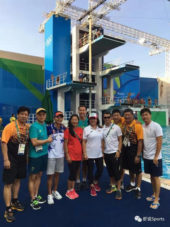杨祝梁（右二）与其他在海外执教的中国教练，相聚里约