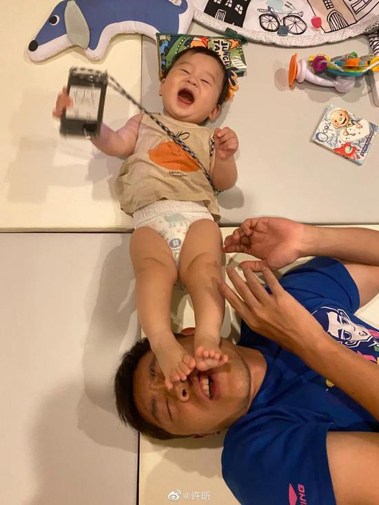 许昕假期陪娃遭“虐”。图片来源：许昕微博
