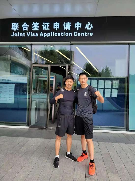 和教练任洪宝一起去申请签证