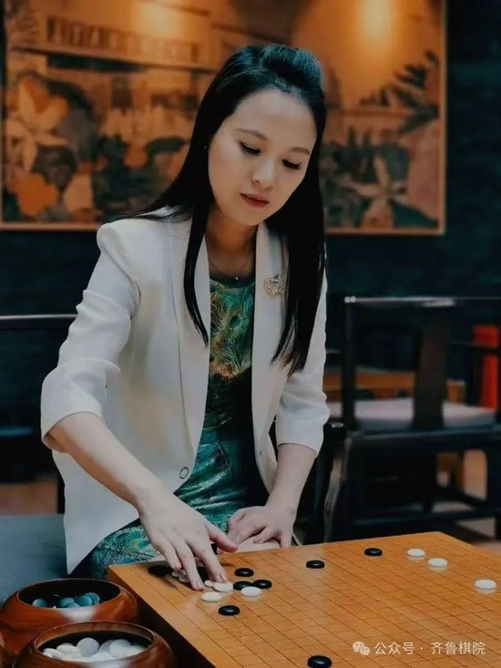 女子職業棋手陳盈來嶗山對弈