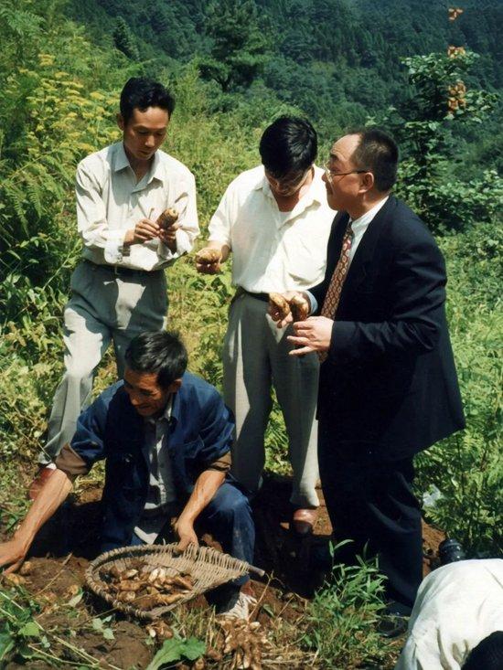 (1994年一品汉方独创东说念主舒建在昭通小草坝)