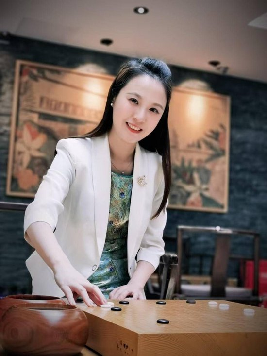 央视围棋栏目主持人陈盈直播讲棋