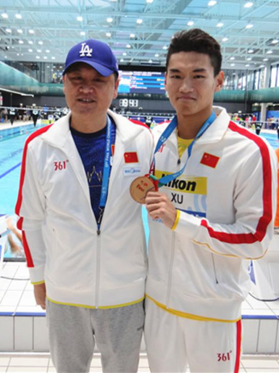 徐国义与徐嘉余。新华社记者周欣摄