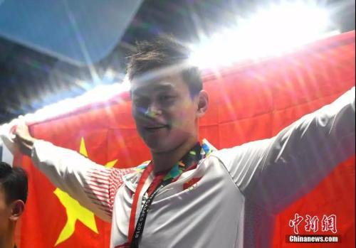 资料图：孙杨身披五星红旗&nbsp;中新社记者 王东明 摄