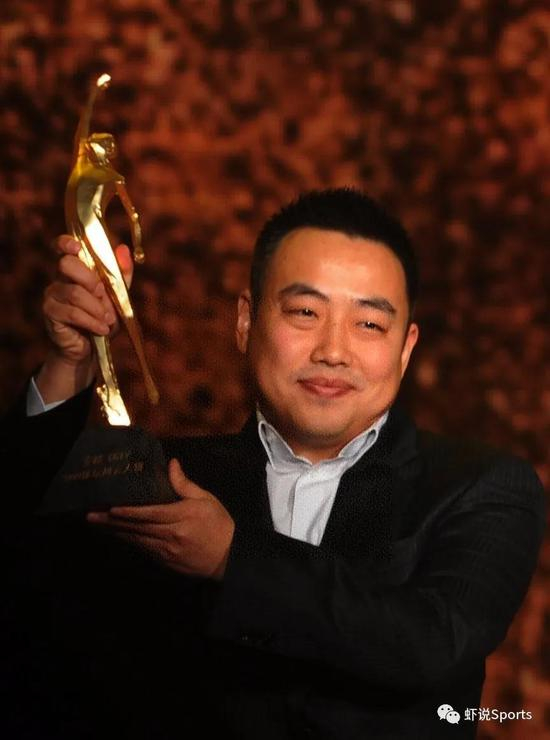 刘国梁举起2009CCTV体坛风云人物年度最佳教练奖杯