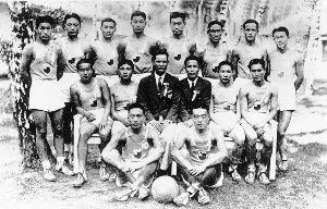 中排左三为董守义