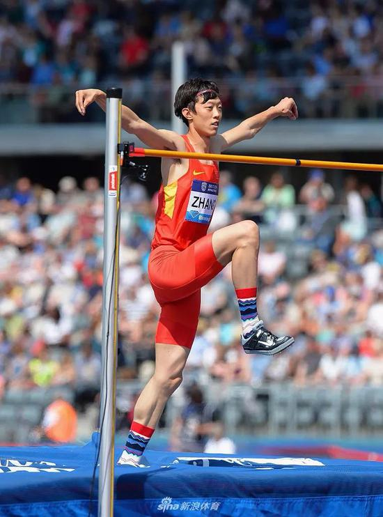 张国伟的招牌动作：白鹤亮翅