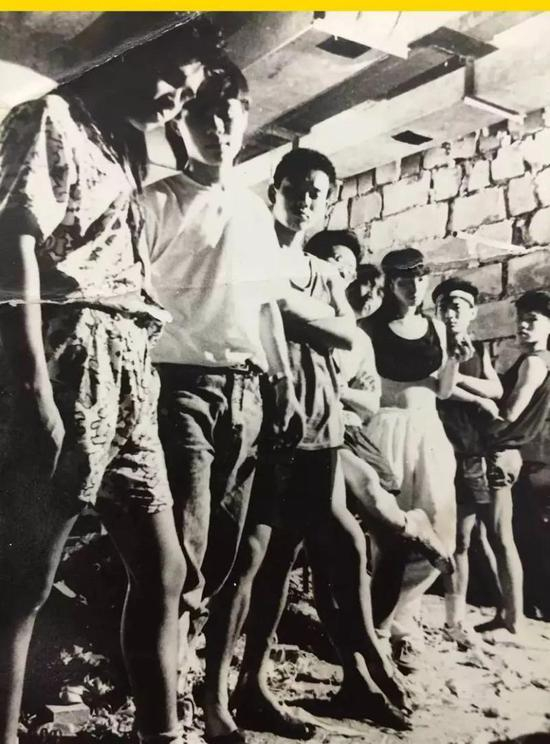 图说：1990年解散的“大众人”乐队，也是当年唯一有工作证的乐队。