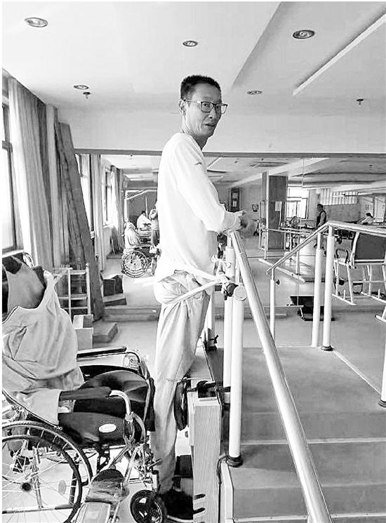 郑亮依然每天积极进行康复训练。钱江晚报 图