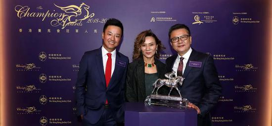 马主及家人一同庆贺。