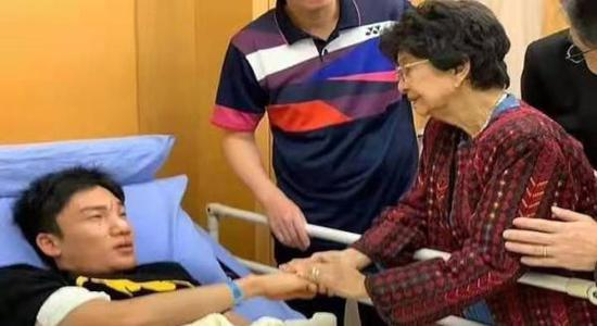 桃田贤斗车祸受伤。