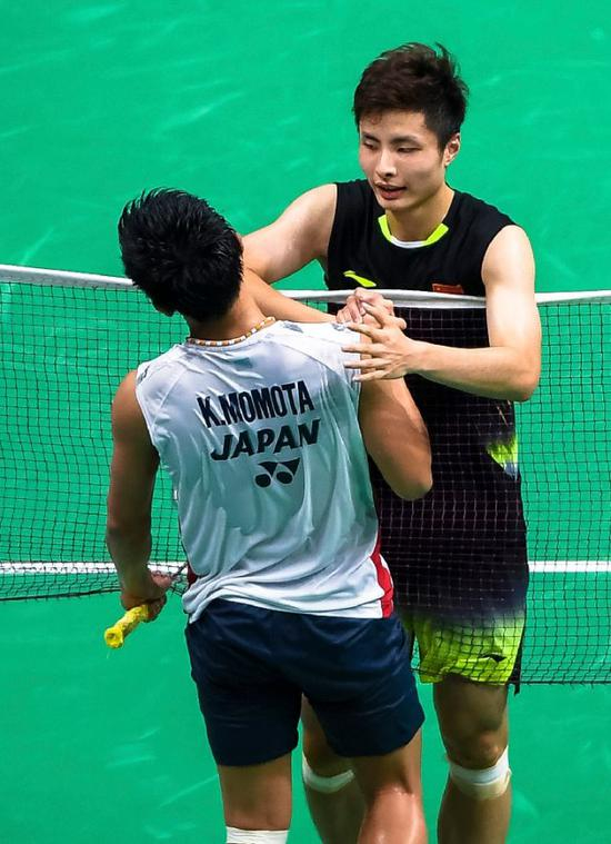 桃田贤斗与石宇奇（右）在赛后握手致意。新华社记者李响摄