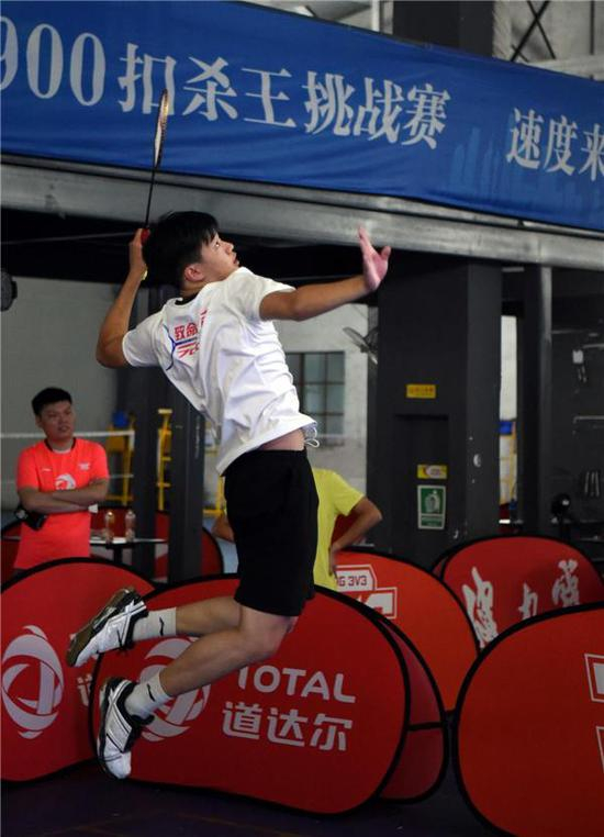 “扣杀王”手持谌龙签名风刃900球拍↓