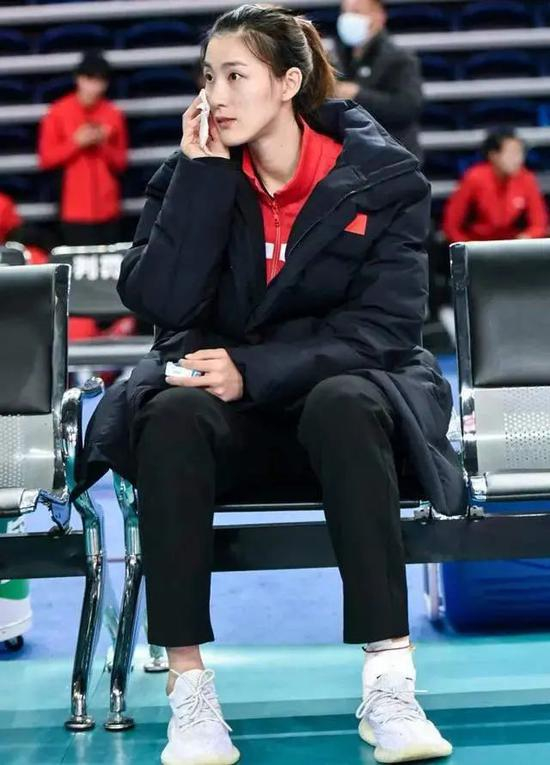 受伤后的刁琳宇场边观战