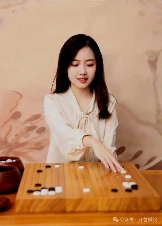 女子職業棋手楊舟來嶗山對弈
