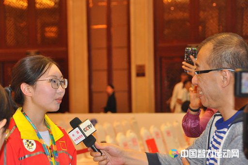 赛娅在颁奖仪式后正接受记者采访