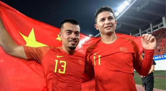 　　艾克森（右）和李可入选本期国足集训队