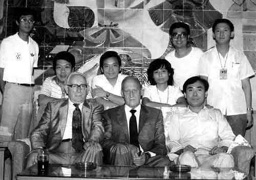  ▲原国际足联主席阿维兰热先生与《足球》报团队合影，前排右一为严俊君