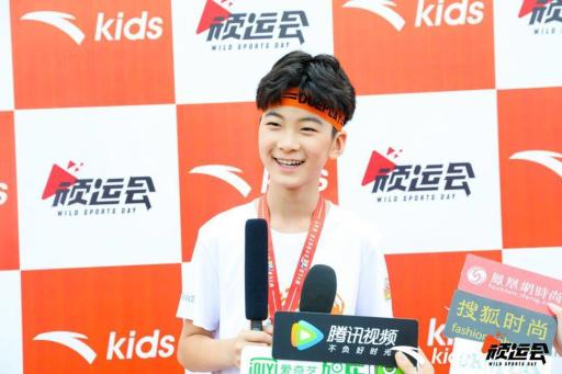 天天在顽运会现场接受媒体采访