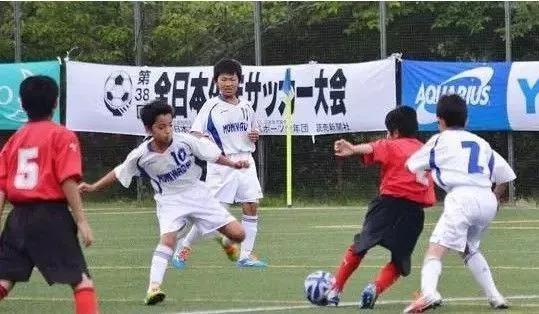 （日本足球青训：脚下基本功训练在10岁前完成）