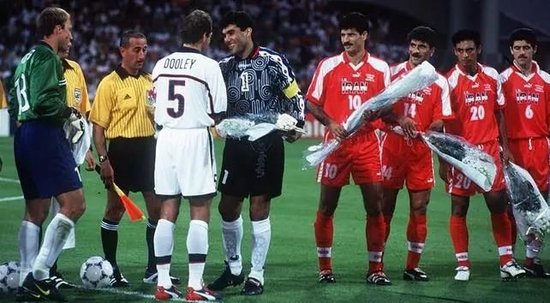 谁主动走向谁握手，是个问题