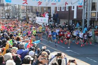 17日，第53届青梅马拉松30公里赛程参赛者起跑