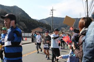 17日，30公里赛事的首都媒体跑团参赛者和助威队伍招手