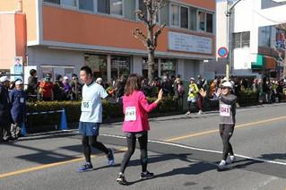 17日，日本马拉松奥运冠军高桥尚子在10公里赛程为选手们加油