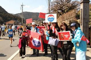 17日，人民网公司和青梅日中友好协会为中国参赛跑者加油助威